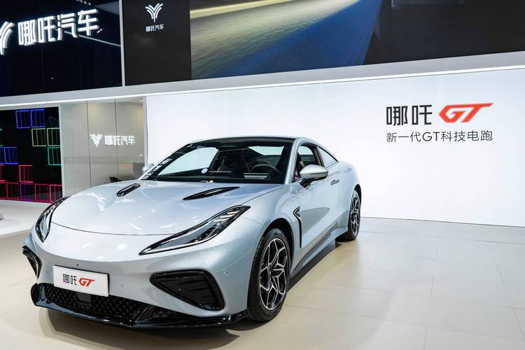 重庆234哪吒汽车在智能汽车领域的表现，领途汽车在新能源汽车市场中的影响力